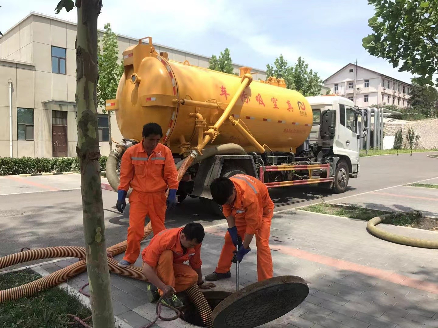 下冶镇化粪池清理与5-8吨吸粪车施工效率分析